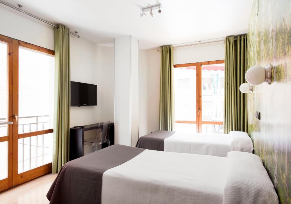 Hospedium Hostal Un Punto Chic Huesca Exterior foto
