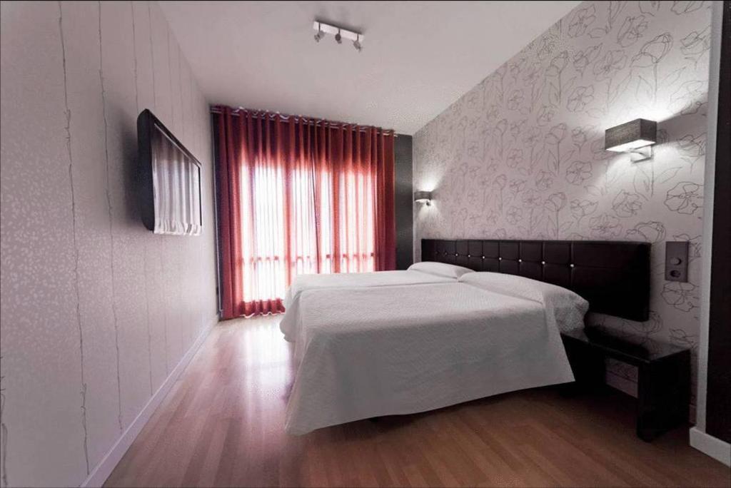 Hospedium Hostal Un Punto Chic Huesca Exterior foto